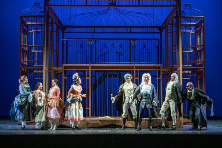 パヴァロッティ&フレーニ劇場の《4人の田舎者》から © Rolando Paolo Guerzoni