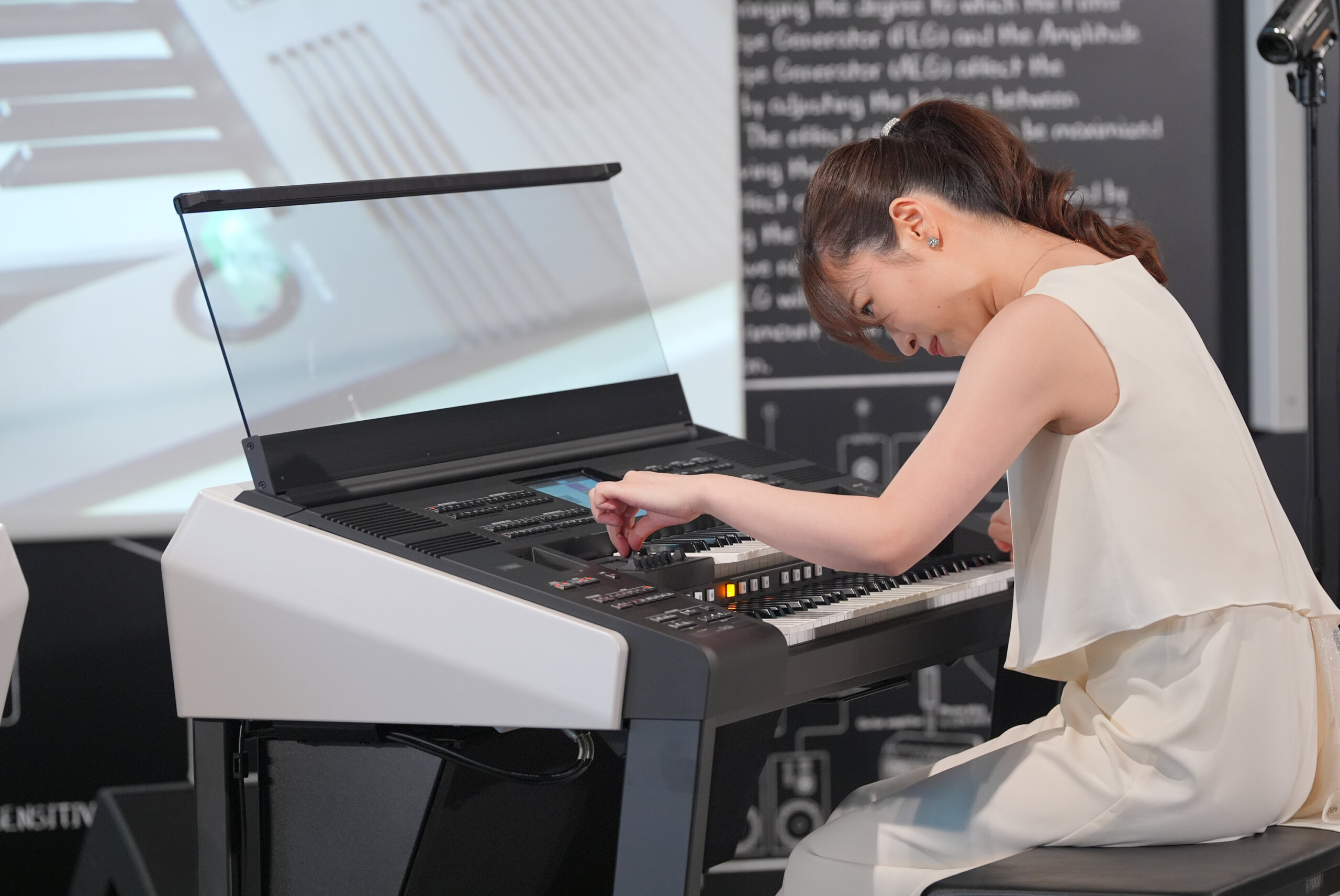 進化を遂げた新時代エレクトーンが登場!