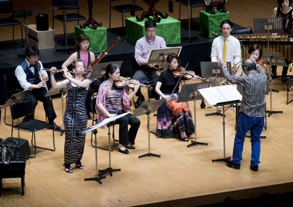 クレア・チェイスのために作曲した藤倉大の「フルート協奏曲」を、佐藤紀雄の指揮でアンサンブル・ノマドがアンサンブル版日本初演