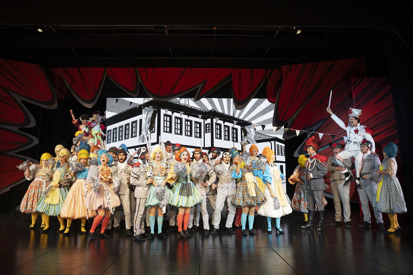 オーストリアのオペレッタ・フェスティバルで漫画が背景の《チョコレートの兵隊》上演