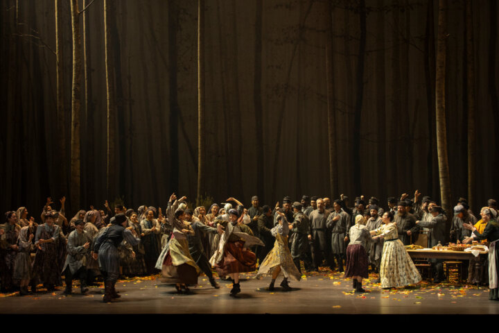 第1幕第1場 パリ国立オペラの《エウゲニー・オネーギン》から