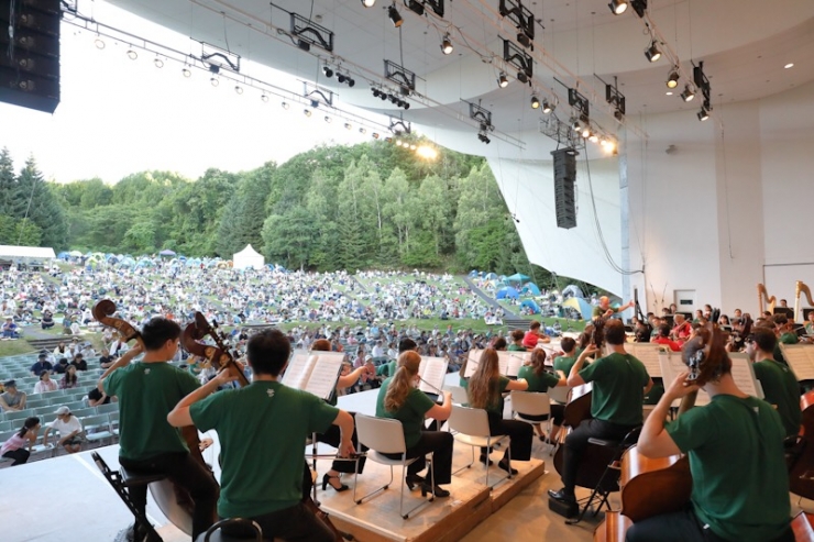 バーンスタイン最期の理想が詰まった音楽祭「PMF」——未来に向かう若者たちの音楽を北海道の大地で満喫する｜音楽っていいなぁ、を毎日に。｜  Webマガジン「ONTOMO」
