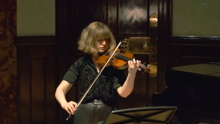 ハンフリーズ(vn)無伴奏リサイタル© Tom Wright/Wigmore Hall
