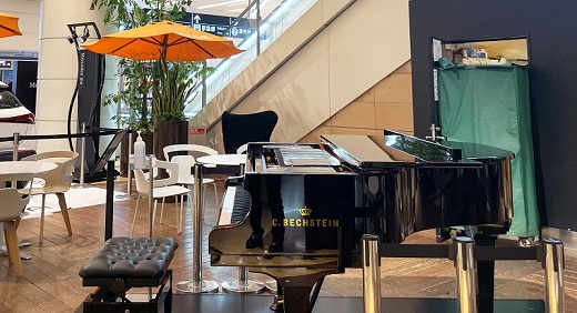羽田空港にベヒシュタインのストリートピアノ登場！スーパーキッズのコンサート開催