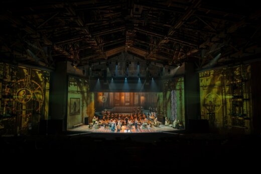 エルル・チロル音楽祭で《さまよえるオランダ人》の新制作 ~受難劇劇場での制約のなか大胆な演出