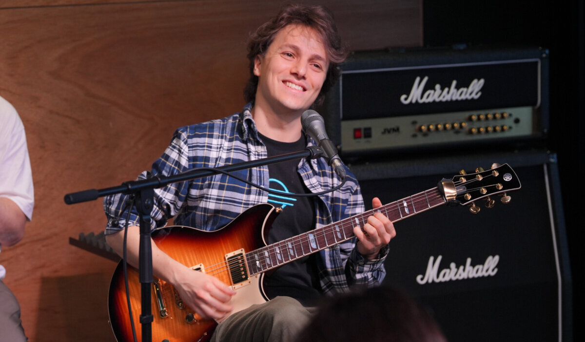指弾きで繰りだす技と音色に注目! イタリア出身のギタリスト、マッテオ・マンクーゾ