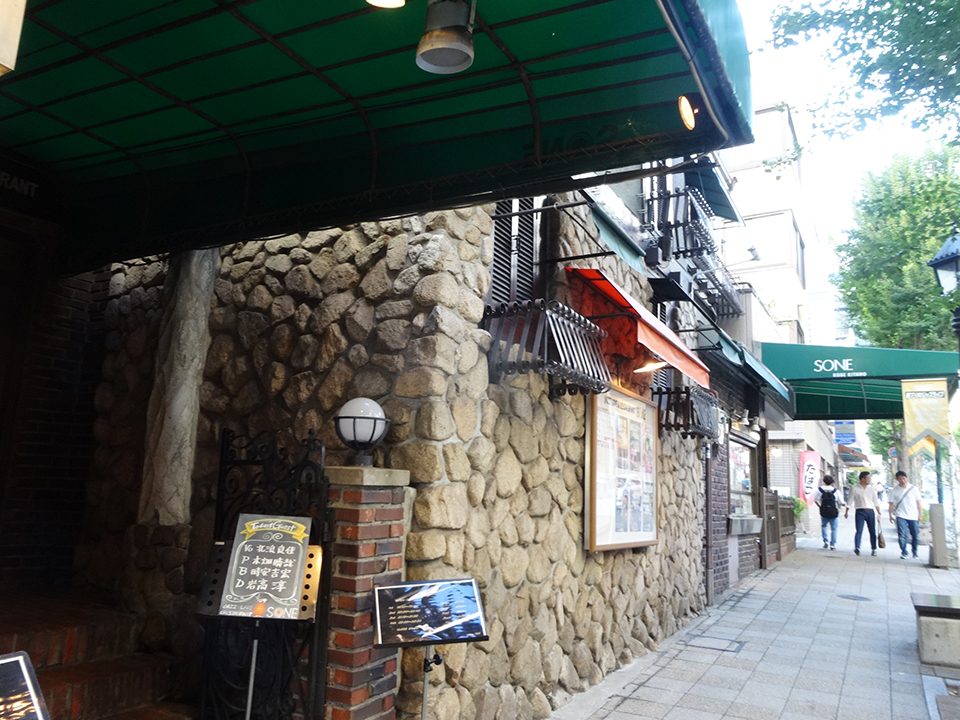 北野坂のふもとにある「ソネ」は、神戸に現存する最古のライブハウス