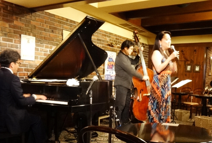 この日は神戸・関西出身のプレイヤー4名が集結。いずれもライブなどの他、音大や専門学校で後進の指導にもあたっている実力派揃い