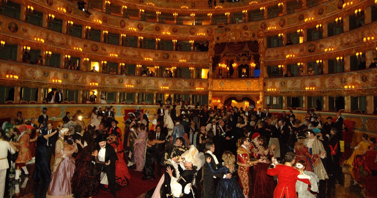 ヴェネツィアの謝肉祭はオペラ劇場の仮面舞踏会と伝統菓子で盛り上がる