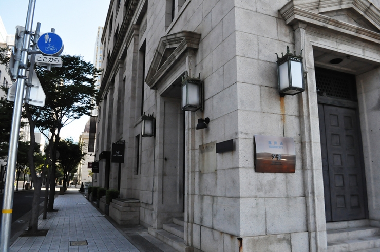 旧居留地の街角。意匠を凝らしたレリーフなどに思わず立ち止まる