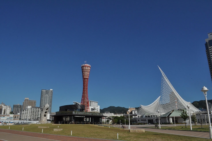 メリケンパーク。ポートタワーと右手の神戸海洋博物館の風景はガイドブックなどでもおなじみ
