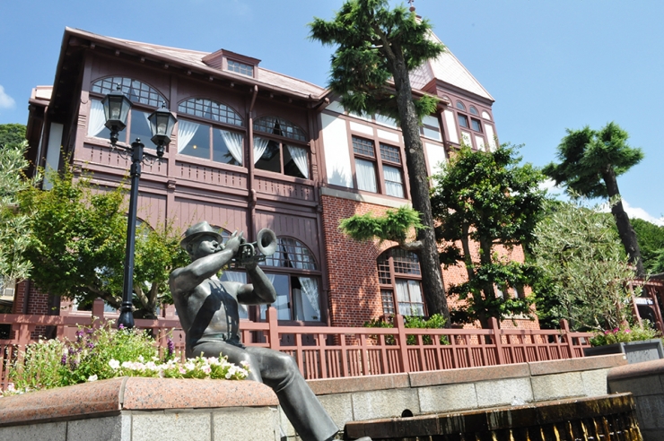 明治末期に建てられた「風見鶏の館」とトランぺッターの像