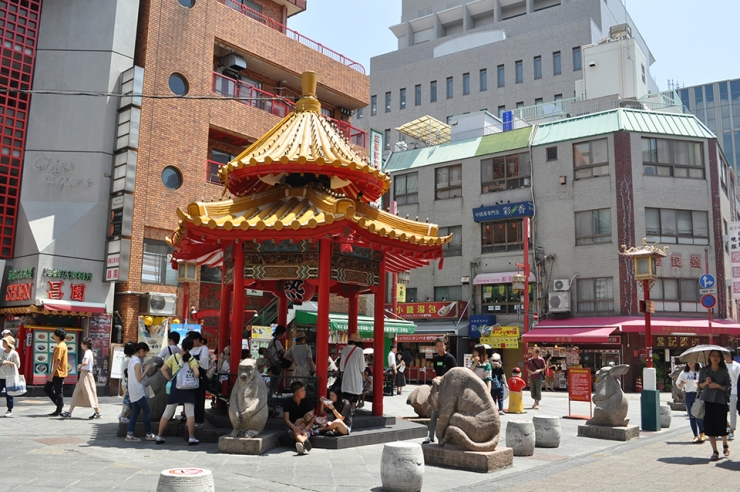南京町。エネルギッシュな街並みに、軒先の出店に並ぶ料理の香りが漂う