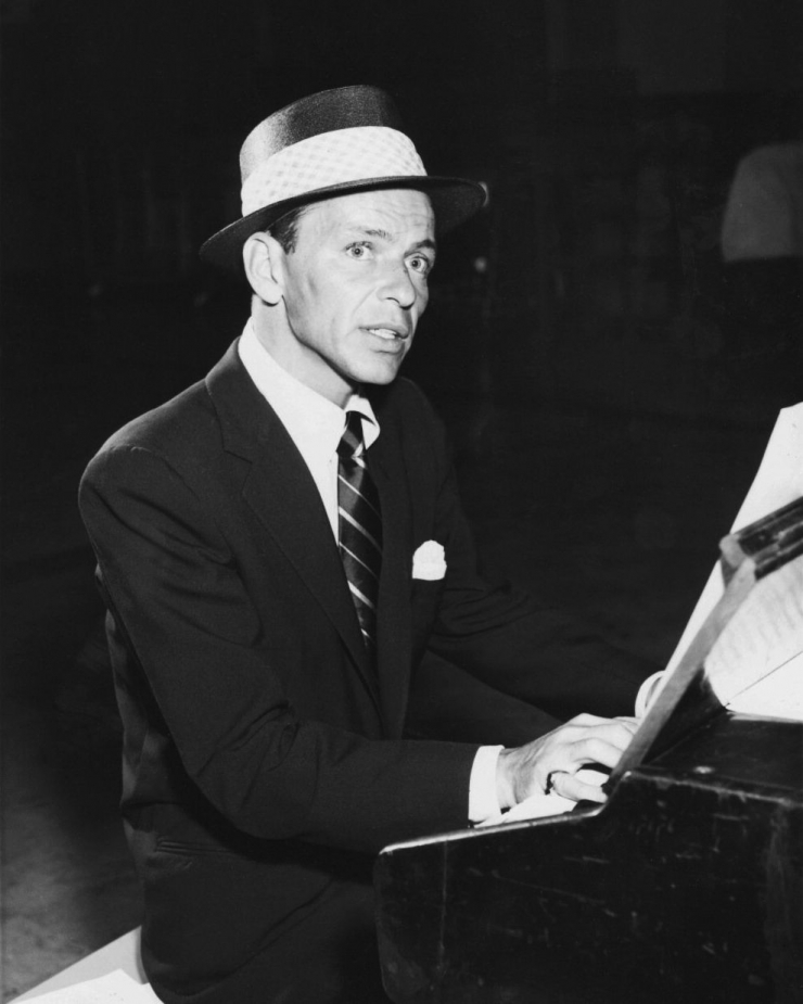 © NBC Television TVドラマ『Our Town』(1955)でステージマネージャー役を務めるシナトラ