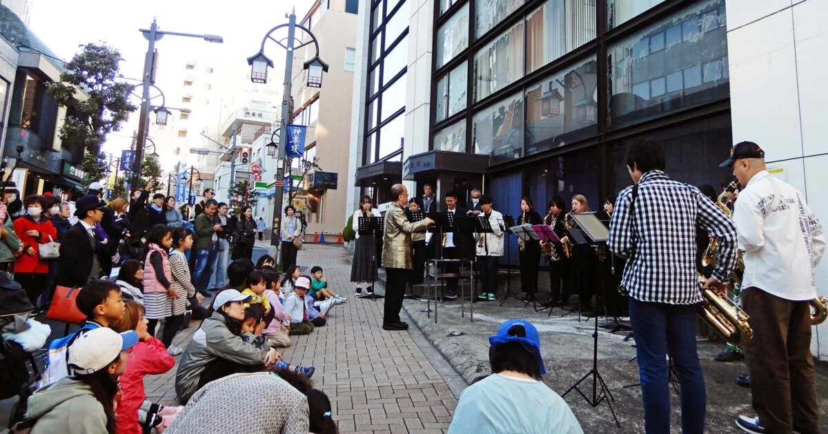 街ゆく人々が熱心な聴衆に! 神楽坂の街に響きわたるハッピーなサックス・アンサンブル