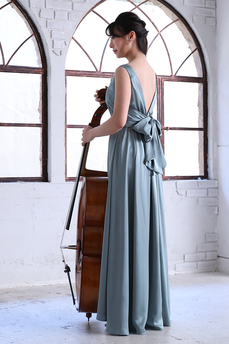 チェロ奏者の新倉瞳さんが考える、クラシックの演奏にふさわしいドレスとは？