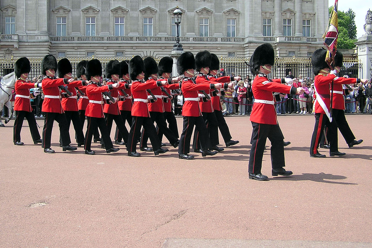 バッキンガム宮殿を行進する近衛歩兵第一連隊 © Adrian Pingstone