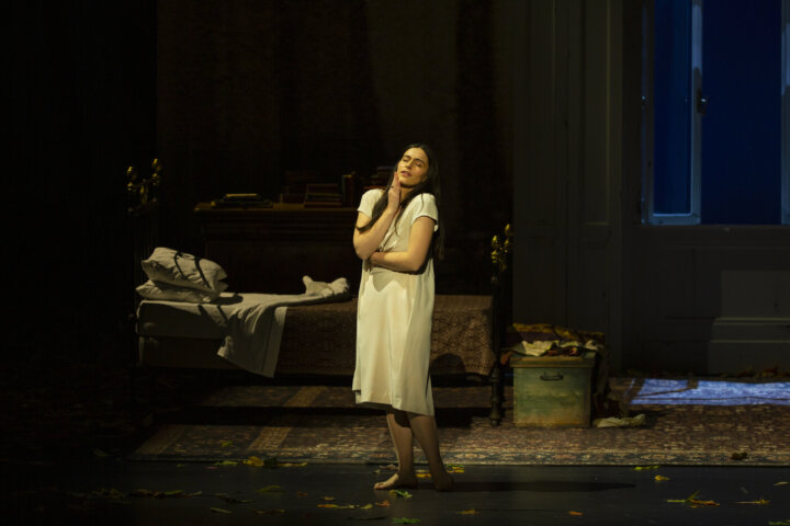 第1幕第2場、パリ国立オペラの《エウゲニー・オネーギン》から