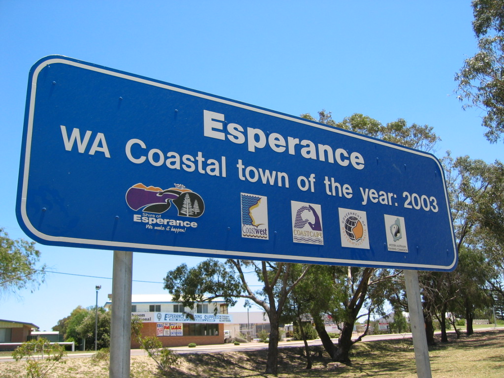 エスペランスの町の標識。『西オーストラリア州の海辺の町・オブ・ザ・イヤー2003受賞！』というようなことが書いてあります。