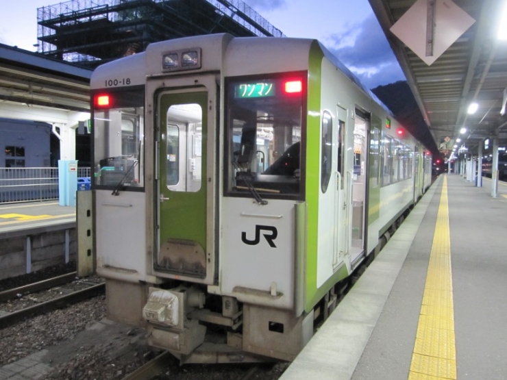 こちらの写真は釜石駅に到着した普通列車。釜石駅周辺は近年急速に開発が進み、新しい街づくりがすすんでいます。若い皆さんが大人になるころ、どんな街になっているでしょうか。