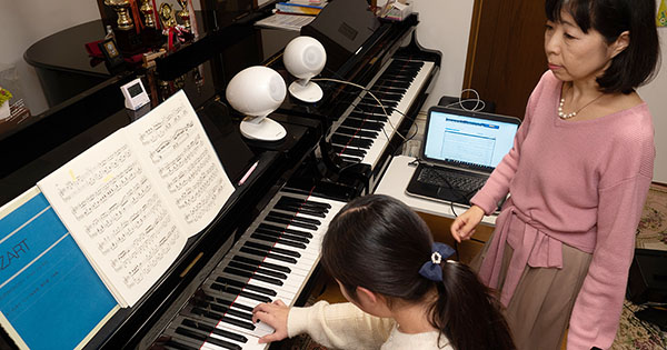 名演奏や録音を「聴く」こともレッスン！ 〜熊谷麻里ピアノ教室でECLIPSEスピーカーを使ってみた