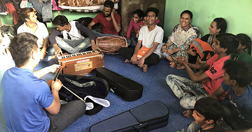 インドの貧困層にいるパフォーマー・カーストの若者にヴァイオリンを教える理由