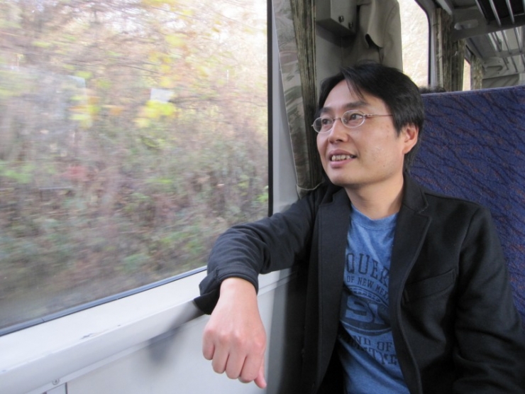 三陸海岸にある釜石はやはり遠く、そこへ行くには長旅になります。東北新幹線で新花巻駅へ。そこからはのどかなJR釜石線の列車で2時間です。