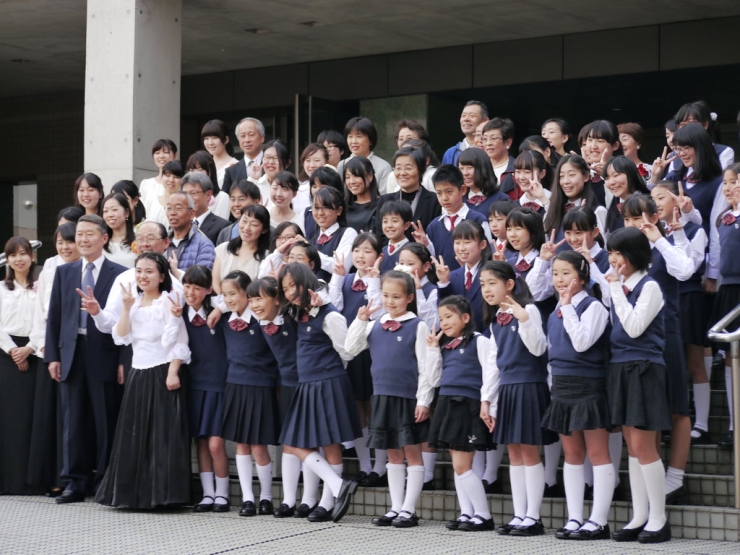 定期演奏会の記念写真撮影の様子
