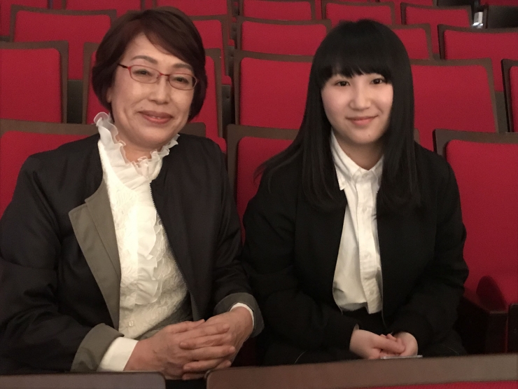 弦楽器指導を担当する須藤先生とともに。須藤先生の跡を継いでエル・システマを支えたいと、花音さん